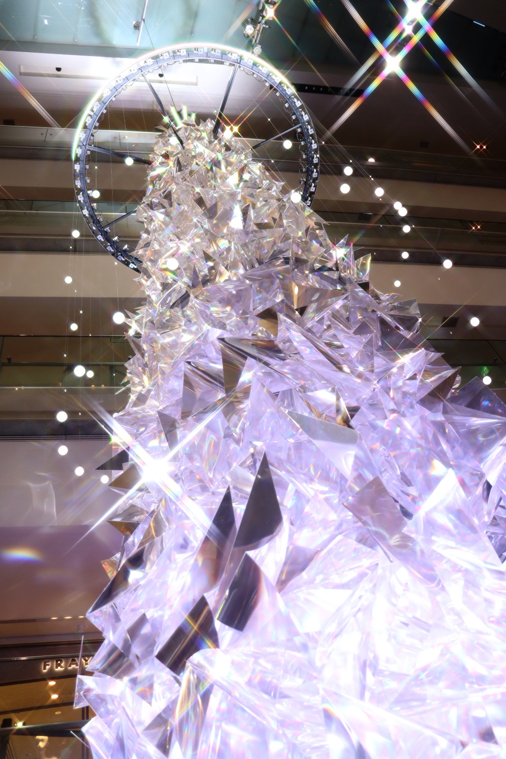 表参道ヒルズ 本館 吹抜け大階段 光のリングとプリズムが輝くツリー