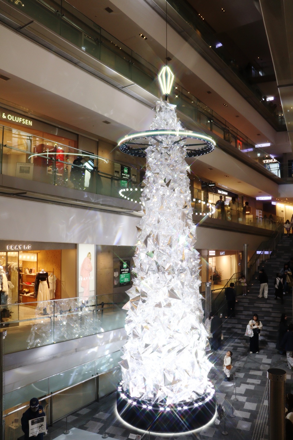表参道ヒルズ 本館 吹抜け大階段 光のリングとプリズムが輝くツリー