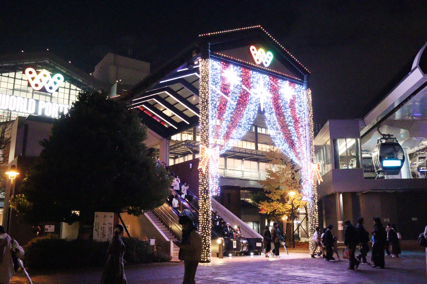 みなとみらい21 ワールドポーターズ 汽車道側正面ゲート